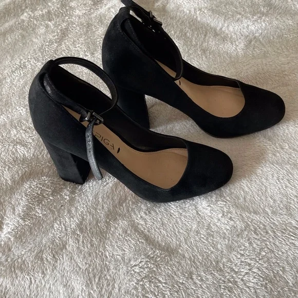 Black Suede Chunky Heels Size 4.5 Women's - Picture 2 of 8